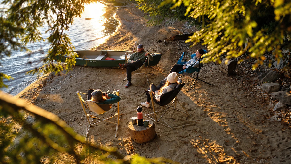 HEWE Blend GO con tazas de camping junto a un lago al atardecer. con amigos