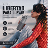 Mujer tomando agua en botella joki 500, Libertad para llevar, calidad premium, aislación de alto nivel, llevala donde quieras llegar, botella gris