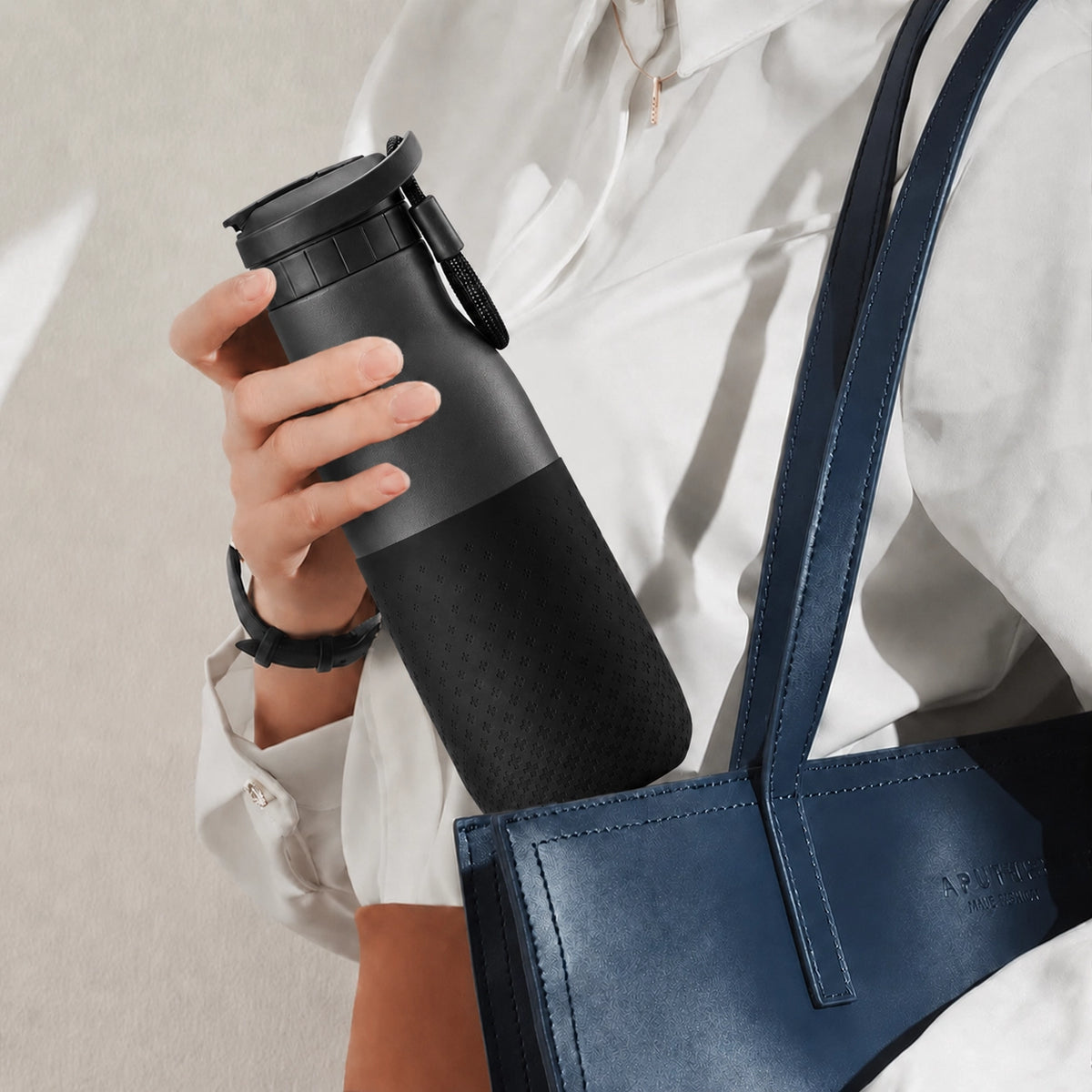Botella joki 500, calidad premium, en la cartera de una mujer