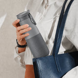 Botella joki 500 gris, calidad premium, en la cartera de una mujer