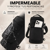 muestra que es impermeable el bolso yq ue puede proteger a un celular del agua